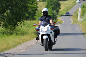 Policjant ruchu drogowego na motocyklu służbowym podczas jazdy