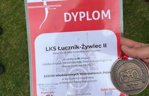 Dyplom i medal wydany przez Polski Związek Łuczniczy