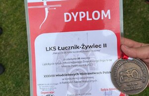 Dyplom i medal wydany przez Polski Związek Łuczniczy
