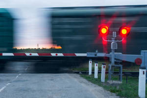 przejazd kolejowy- opuszczony szlaban, czerwona sygnalizacja świetlna - zdjęcie poglądowe