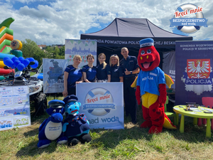 stoisko policjantów i stojący przy nich policek