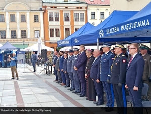 nadinsp. Michał Ledzion Komendant Wojewódzki Policji w Krakowie wraz z przedstawicielami służb mundurowych podczas Wojewódzkich Obchodów Święta Służby Więziennej okręgu krakowskiego