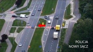 print screen z materiału wideo zarejestrowanego przez kamerę drona - wykroczenie na przejściu dla pieszych