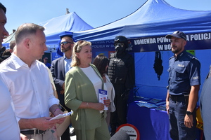 Prezydent RP Pan Andrzej Duda oraz umundurowany policjant przed stanowiskiem profilaktycznym.