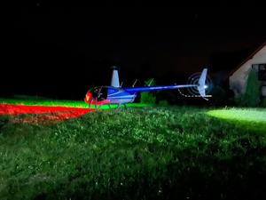 helikopter na trawie w nocy