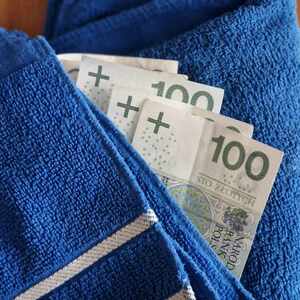 pieniądze zawinięte w ręcznik