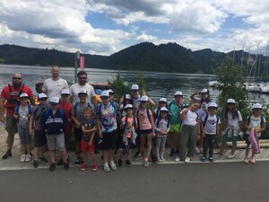 ratownik i policjanci pozują do zdjęcia z dziećmi kolonijnymi