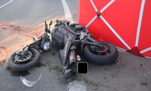 uszkodzony czarny motocykl po wypadku drogowym