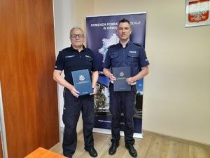 KPP Oświęcim. Komendant i zastępca naczelnika WRD w ręku trzymają podziękowania