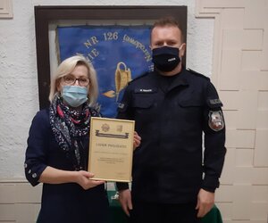 Dyrektor Szkoły Podstawowej nr 126 w Krakowie odbiera z rąk Komendanta Komisariatu VII Policji w Krakowie dyplom.