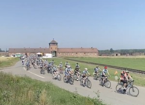 KPP Oświęcim. Ride for the livivg 2023 uczestnicy wyruszają spod Bramy Śmierci w Brzezince