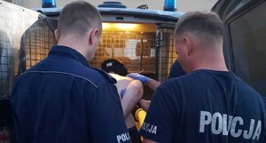 Policjanci doprowadzają 32 letniego sprawcę przestępstw