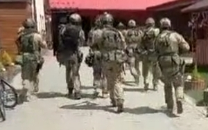 kontrterroryści wchodzą do budynku