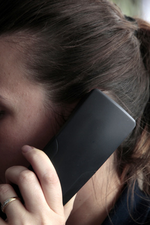 Kobieta rozmawiajaca przez telelefon
