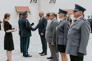 Burmistrz Suchej Beskidzkiej odbierający odznaczenie od przewodniczących związków zawodowych policjnatów