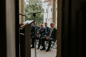 Komendant Wojweódzki policji siedzacy podczas mszy wraz z komendantami suskiej jednostki Policji