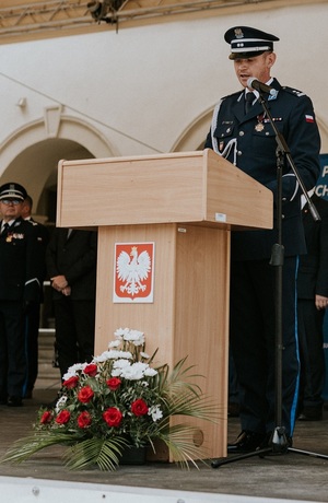 Przemawiający z mównicy Komendant Powiatowy Policji w Suchej Beskidzkiej młodszy inspektpor Robert Michna