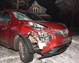 uszkodzony samochód marki nissan