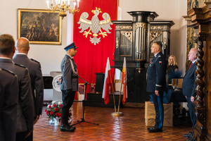 dowódca uroczystości składa meldunek komendantowi wojewódzkiemu policji w krakowie