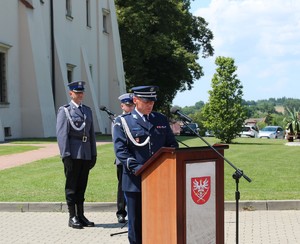 Zdjęcie prezentujące Komendanta Powiatowa Policji w Miechowie witającego gości na uroczystości