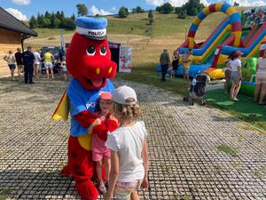 funkcjonariusze Strazy granicznej prezentujacy sprzęt mamie i jej kilkuletniemu synowi
