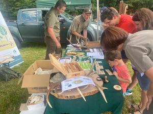 oblegane stoisko Nadleśnictwa sucha oraz ich stolik zapełmniony upominkami nadleśnictwa