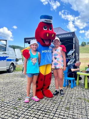 Smok Policek pozujący do zdjecia z dwwoma dziewczynkami