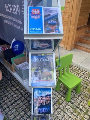 Stoisko Policji w tym materiały promujace wstąpienia do Policji