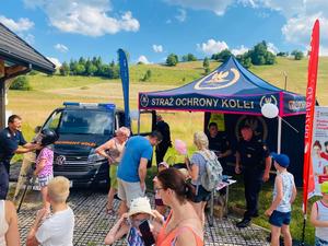 stoisko Straży Ochrony Kolei oblegane przez dzieci ich rodziców