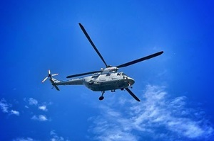 Zdjęcie helikoptera na niebie