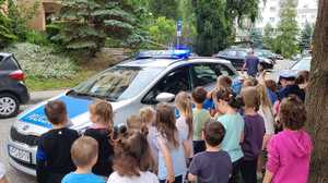 przedszkolaki podczas oglądania policyjnego radiowozu
