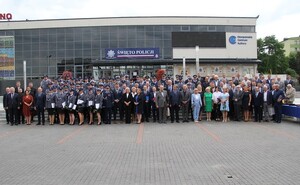 zdjęcie grupowe policjantów i zaproszonych gości na uroczystość Święta Policji w Oświęcimiu