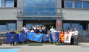 wspólne zdjęcie przed komendą