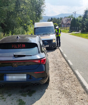 nieoznakowany radiowóz, policjant prowadzi kontrolę drogową