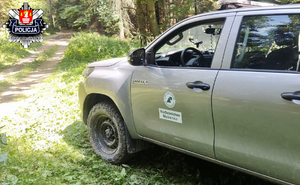 samochód toyota nadlesnictwa myślenice stojąca w lesie podczas wspólnych działań z Policją w czasie słonecznej pogody