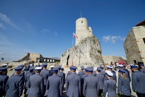 policjanci na święcie przed nimi wieża zamku