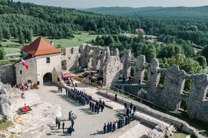 Widok z góry na uroczystość i bramę wjazdową zamku