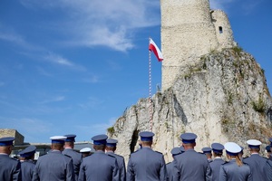 Policjanci od tyłu widok na wieżę zamku
