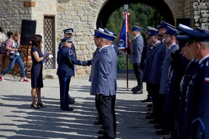 Komendant Leśniak gratuluje odznaczonym