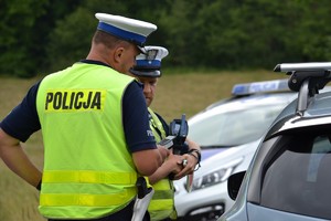 Policjanci ruchu drogowego dokonują badania trzeźwości podczas kontroli ruchu drogowego