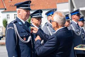 komendant z Limanowej otrzymuje medal