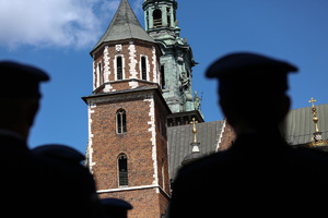Wieże katedry pomiedzy policjantami