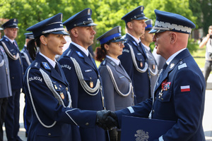 Generał Szymczyk gratuluje odznaczonej policjantce