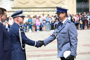 Generał Szymczyk gratuluje policjantowi odznaczonemu za bohaterstwo
