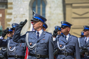 Policjanci komapnii honorowej salutują