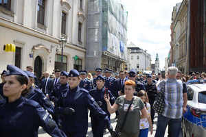 przejście policjantów i samorządowców przez ulicę grodzką