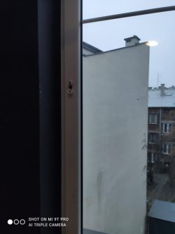 Wyrwana klamka w oknie