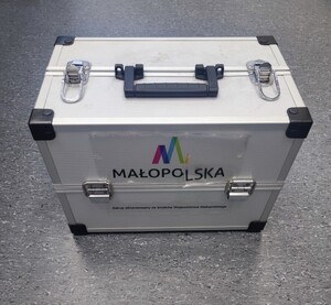 Walizka edukacyjnna postawiona na podłodze.