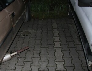 Rura wydechowa z której wycięto katalizator