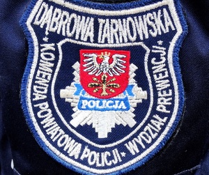 naszywka z logo Komendy Powiatowej Policji w Dąbrowie Tarnowskiej